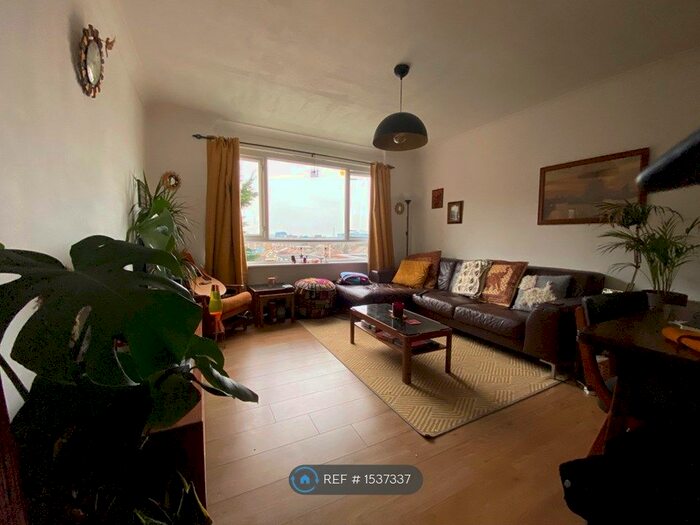 2 Bedroom Flat To Rent In Victoria Court, Romford, RM1