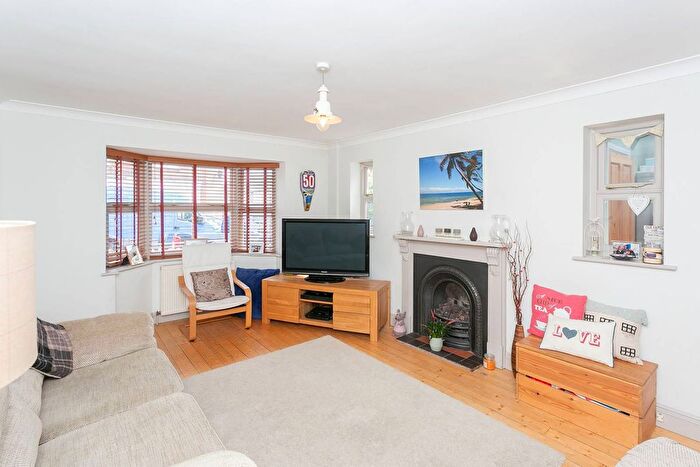 4 Bedroom Semi-detached House To Rent In Adrian Road, Hemel Hempstead, Abbots Langley, WD5