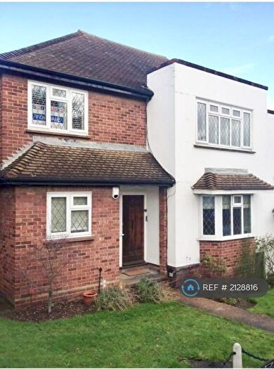 2 Bedroom Maisonette To Rent In Warren Court, Chigwell, IG7