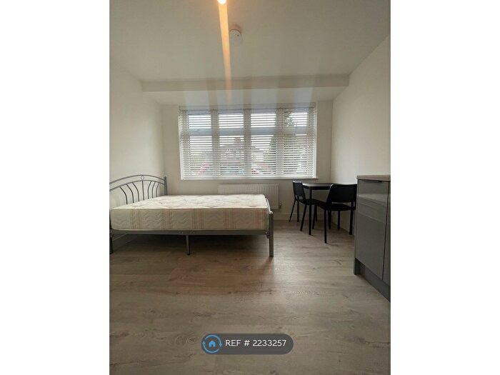 Studio To Rent In Queensland Avenue, London, N18