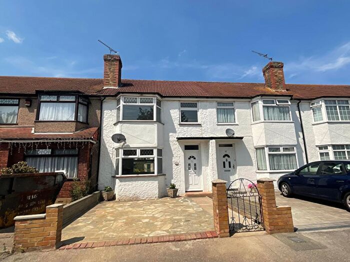 3 Bedroom Terraced House For Sale In Woburn Avenue, Elm Park, Hornchurch, Essex, RM12