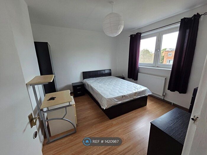 3 Bedroom Flat To Rent In Mcconnell House, London, SW8