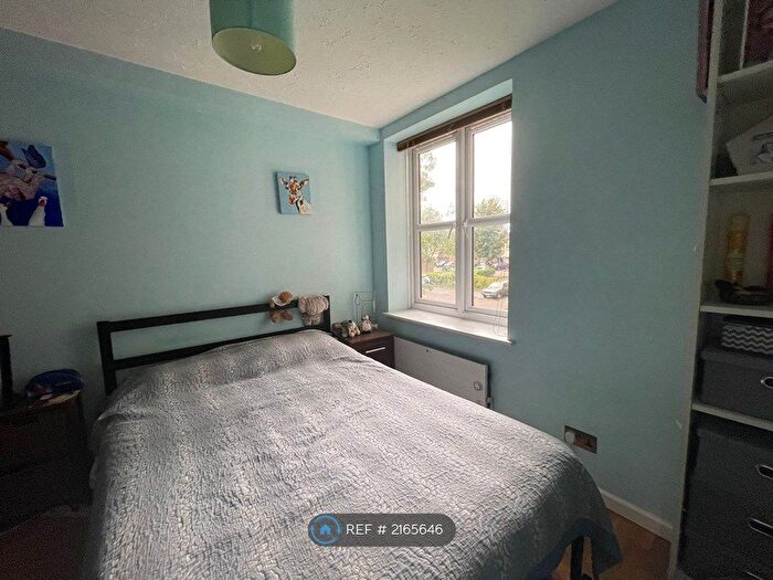 2 Bedroom Flat To Rent In Chiltern Court, London, SE14