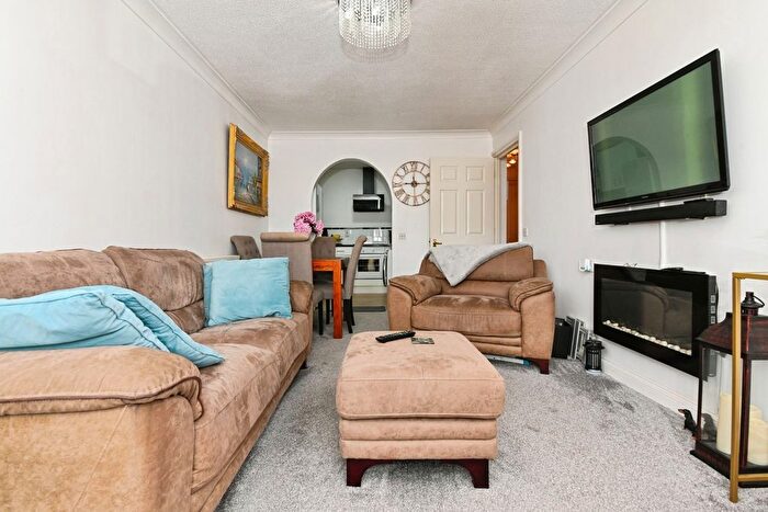 1 Bedroom Flat For Sale In Louise Close, Walton On The Naze, Essex, CO14