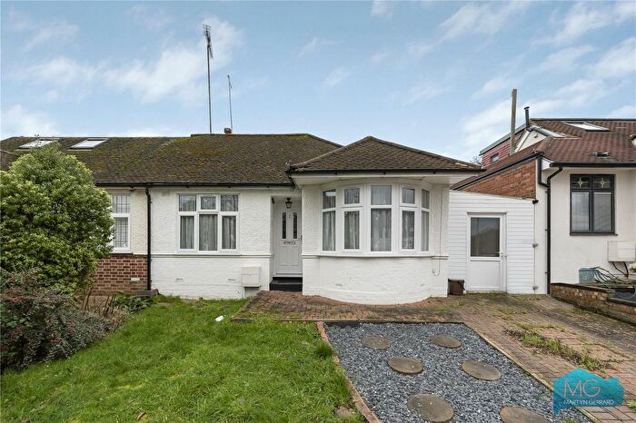 2 Bedroom Bungalow For Sale In Derwent Avenue, Barnet, EN4