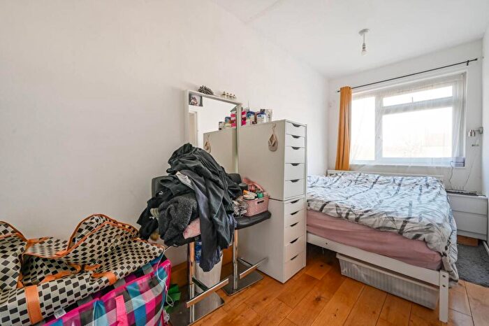 3 Bedroom Flat To Rent In Whitton Walk, Mile End, London, E3