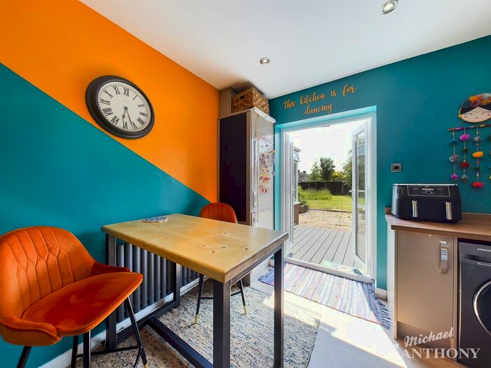 3 Bedroom Terraced House For Sale In Tring Road, Aylesbury, Buckinghamshire, HP20