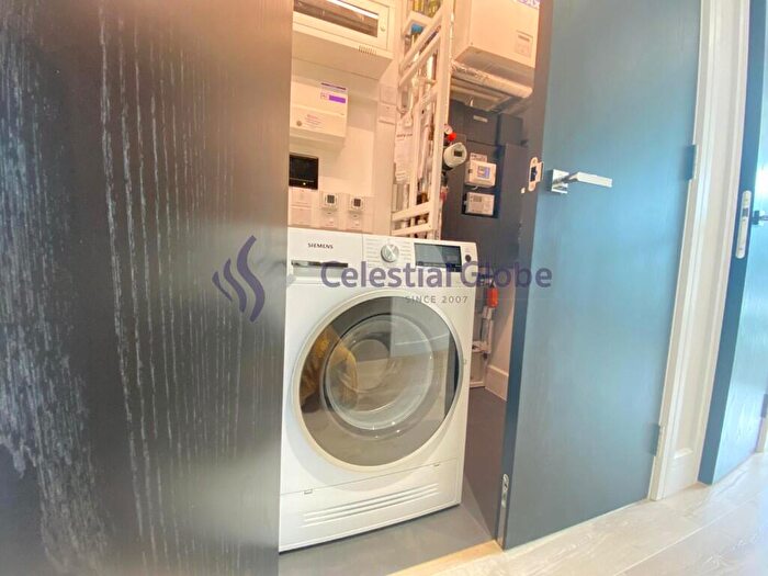 2 Bedroom Flat To Rent In Piazza Walk, London, E1