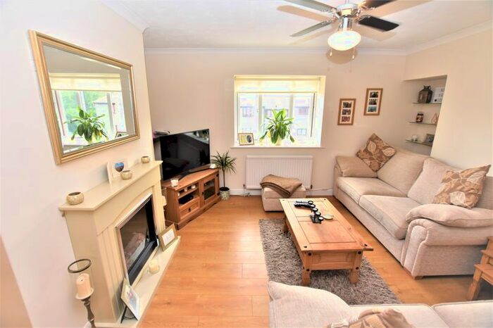 2 Bedroom Flat To Rent In Teviot Avenue, Aveley, South Ockendon, RM15