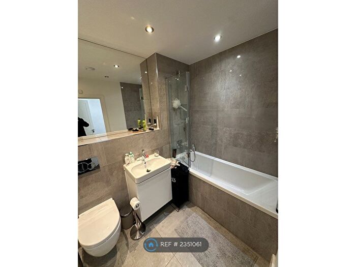 2 Bedroom Flat To Rent In Ballards Way, Croydon, CR0