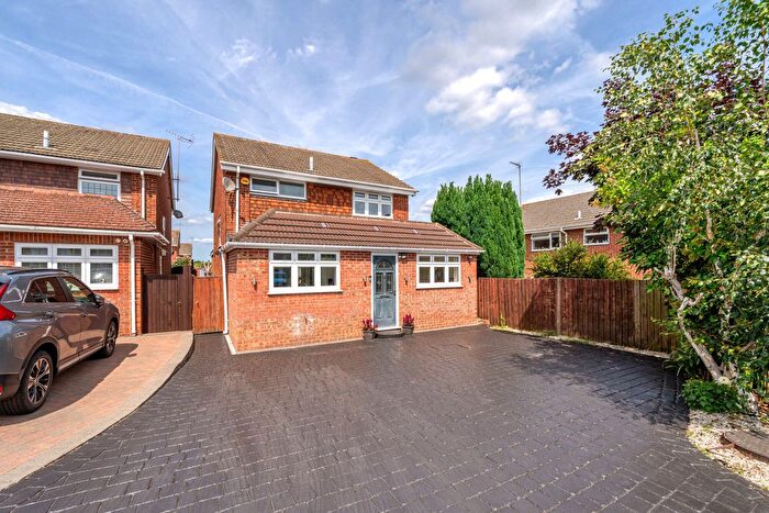 3 Bedroom Detached House For Sale In Dahlia Drive, Swanley, Kent, BR8