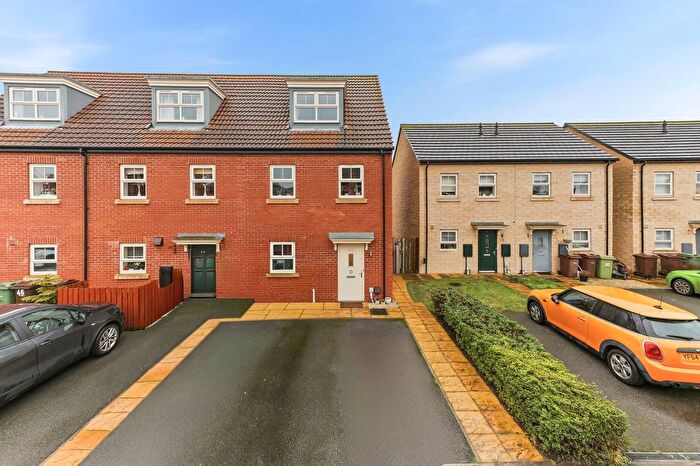 3 Bedroom Town House For Sale In Seals Drive, Ackworth, WF7