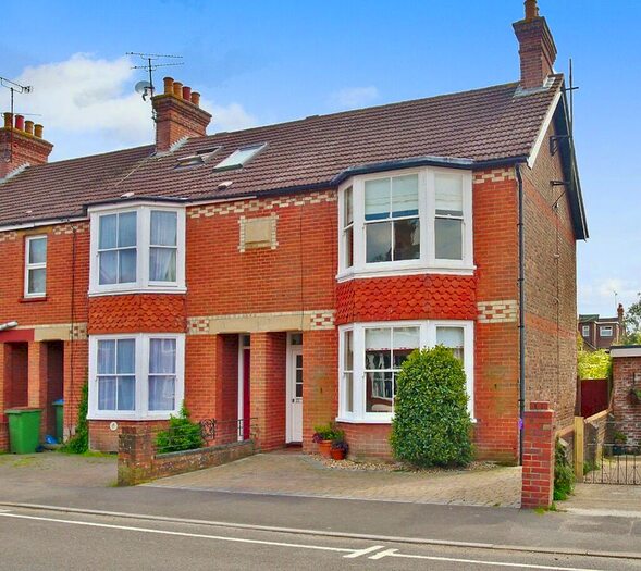 3 Bedroom House To Rent In Kempshott Road, Horsham, RH12