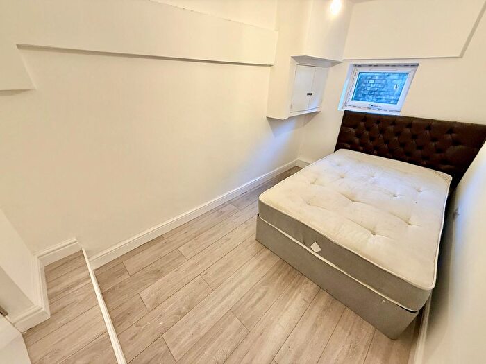 3 Bedroom Flat To Rent In Lewisham Way, London, SE14