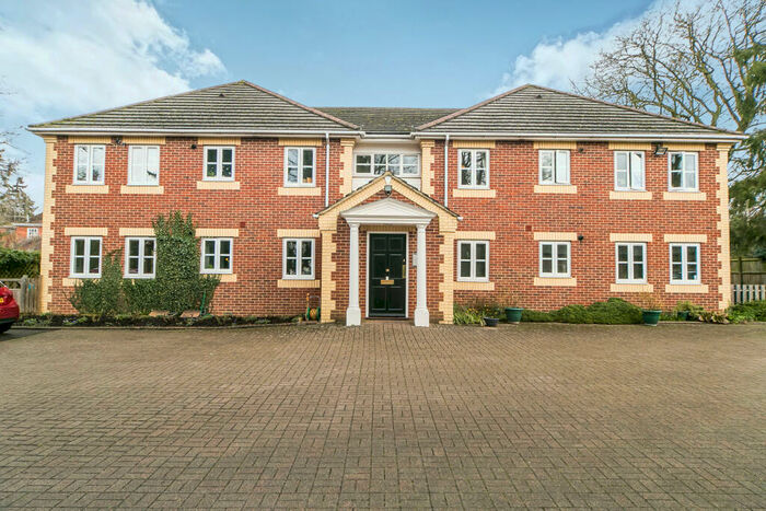 2 Bedroom Flat To Rent In Fry Court, A Derby Road, Caversham, RG4