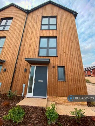 4 Bedroom Semi-Detached House To Rent In Crop Leaze, Stoke Gifford, Bristol, BS34