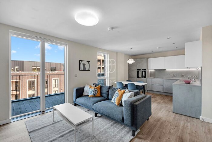 3 Bedroom Flat To Rent In Derny Avenue, E20