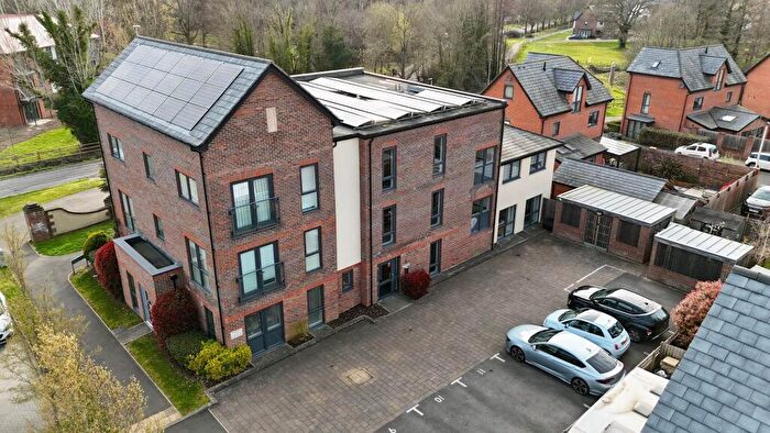 2 Bedroom Flat For Sale In Oak Drive, Arborfield Green, RG2