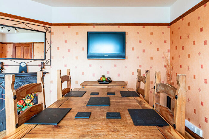 3 Bedroom Semi-Detached House For Sale In Portway, Sea Mills, Bristol, BS9 - Photo 7