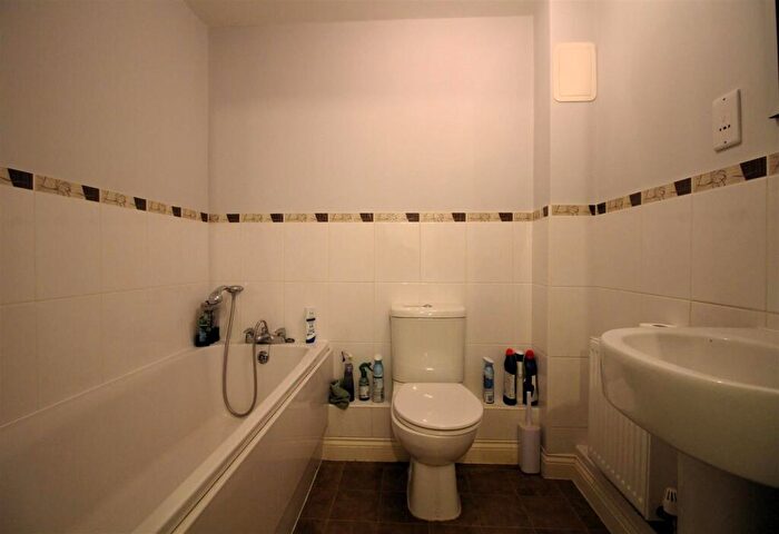 2 Bedroom Flat To Rent In Pool Barton, Keynsham, BS31