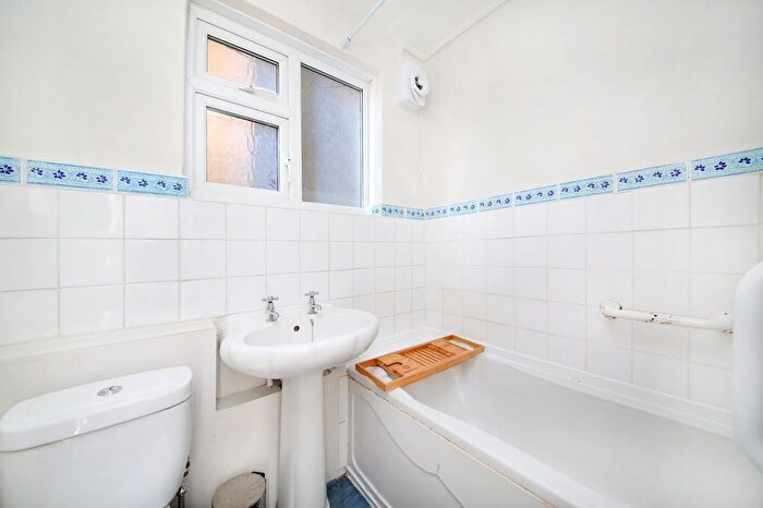 2 Bedroom Flat To Rent In Bromfelde Road, Clapham North, SW4