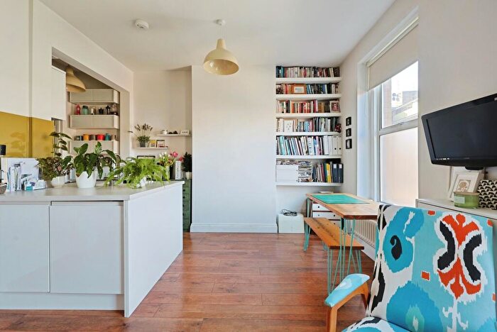 1 Bedroom Flat For Sale In Battersea Bridge Road, London, SW11