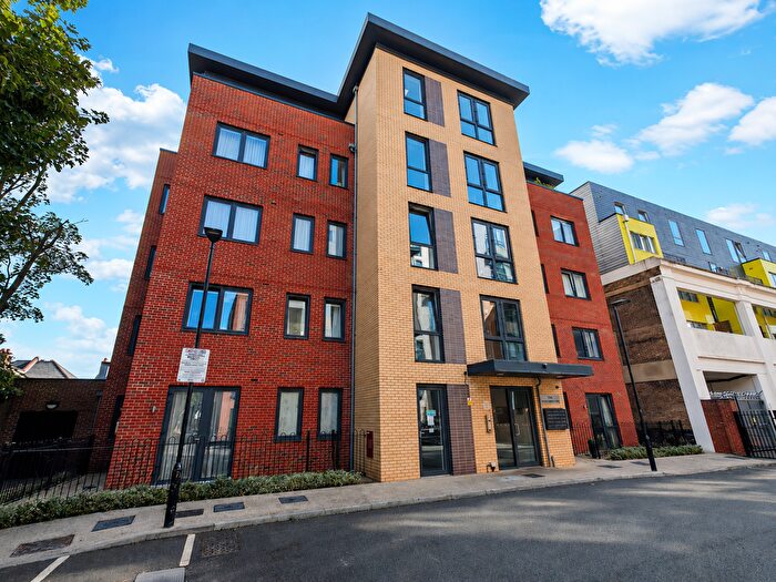 2 Bedroom Flat For Sale In Colonnade Gardens, Acton, W3