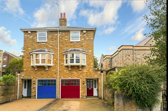 3 Bedroom Semi-Detached House To Rent In Townshend Road, Richmond, TW9