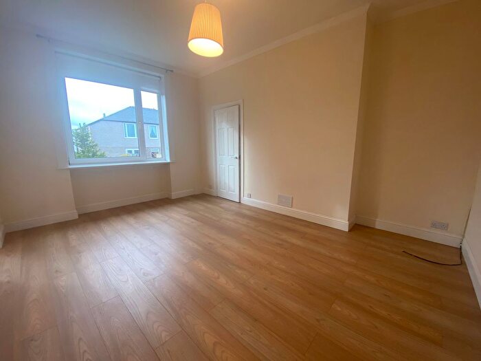 3 Bedroom Flat To Rent In Kilchattan Drive, Glasgow, G44
