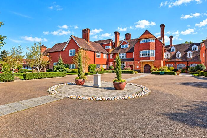 2 Bedroom Maisonette For Sale In Elizabeth Drive, Banstead, SM7