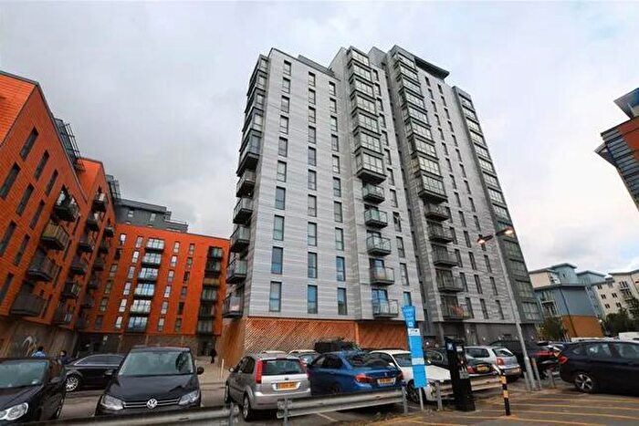 2 Bedroom Flat To Rent In Railway Terrace, Slough, Berkshire, SL2