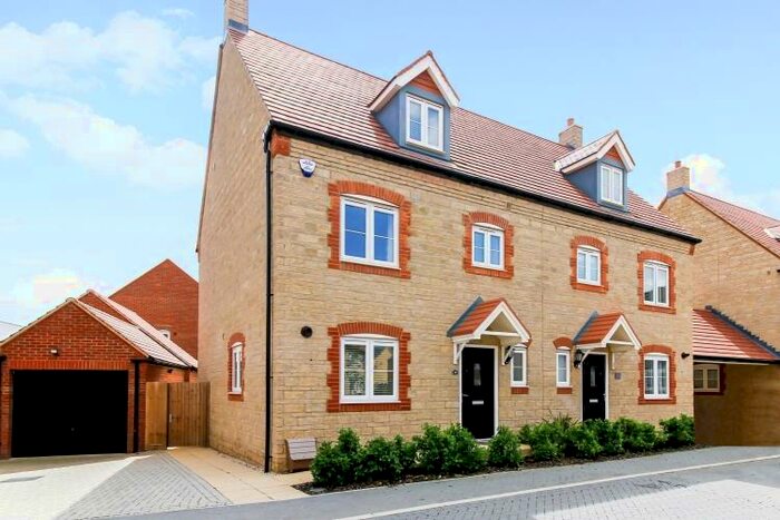 4 Bedroom Semi-Detached House To Rent In Wetherby Road, Bicester, OX26