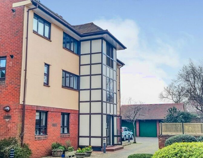 2 Bedroom Flat To Rent In Grammar School Lane, Wimborne, BH21