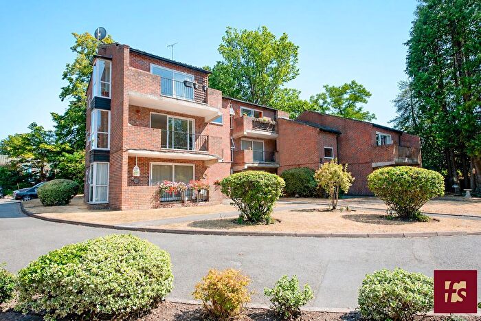 2 Bedroom Flat For Sale In Dukes Ride, Crowthorne, Berkshire, RG45