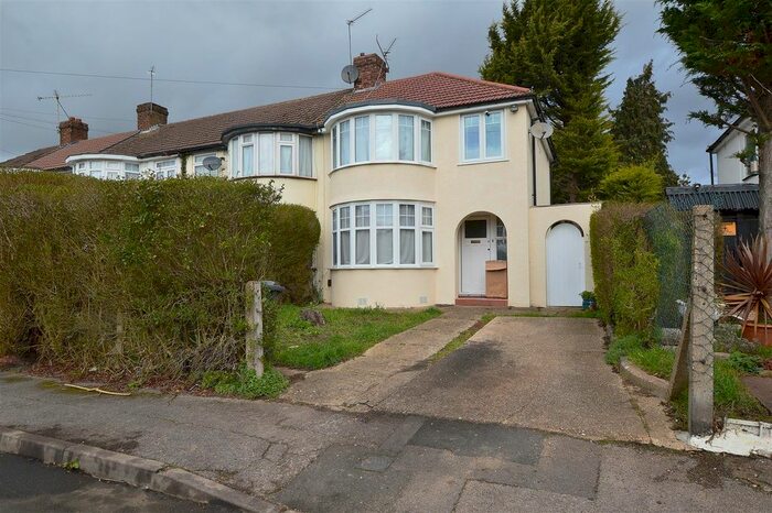 3 Bedroom Property To Rent In Lancaster Avenue, Farnham Royal, Slough, SL2