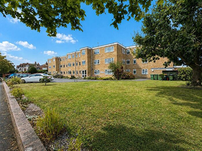 2 Bedroom Flat For Sale In Hastings Road, Bexhill-On-Sea, TN40