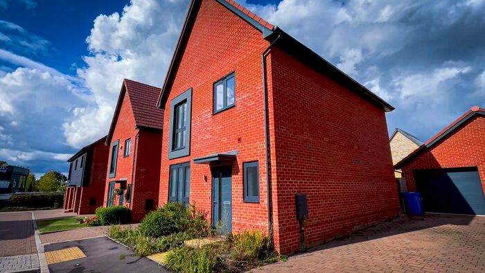 3 Bedroom Detached House To Rent In Stirling Close, Crowthorne, Berkshire, RG45