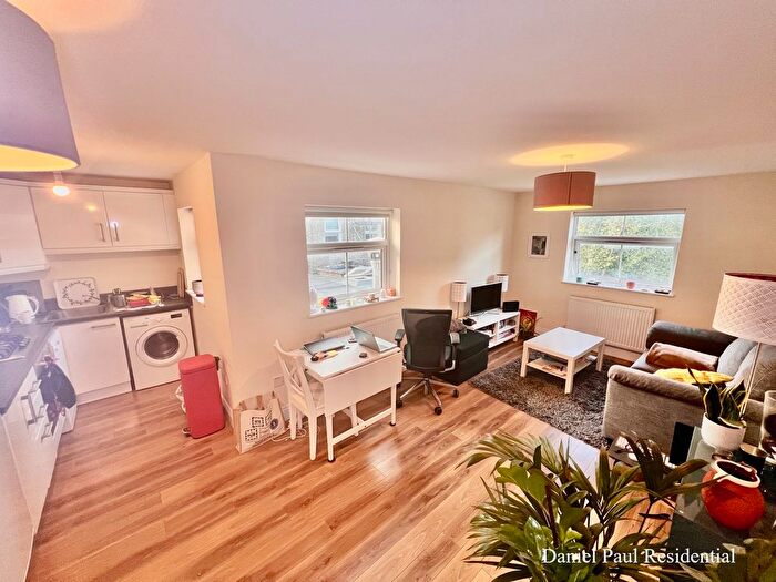 1 Bedroom Flat To Rent In Goldhawk Road, London, W12