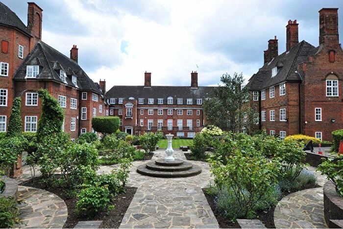 3 Bedroom Flat To Rent In Hampstead Way, London, NW11