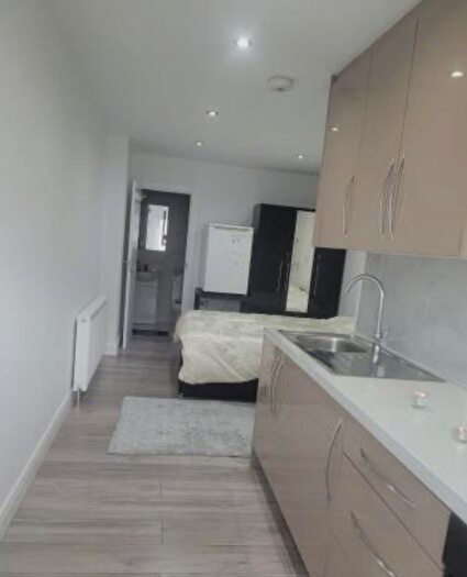 Studio To Rent In Knolton Way, Slough, SL2