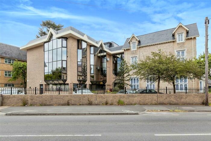 2 Bedroom Flat For Sale In London Road, Slough, Berkshire, SL3