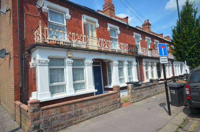 2 Bedroom Flat To Rent In Ingatestone Road, South Norwood, London, SE25