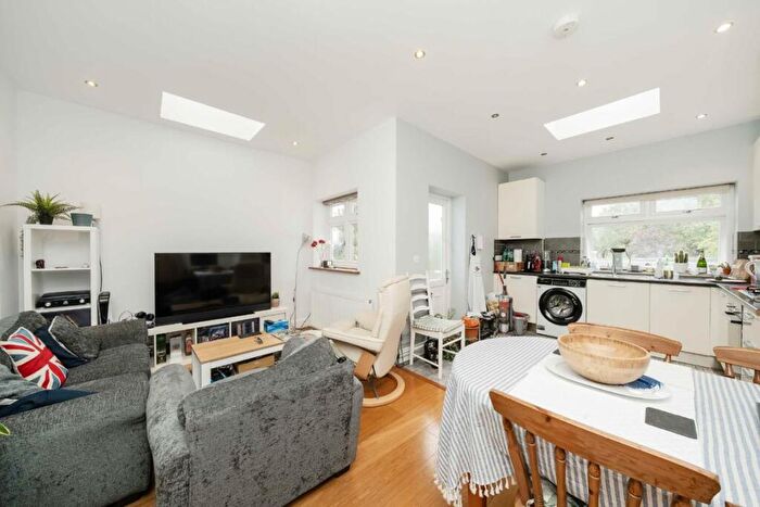 3 Bedroom Detached House To Rent In Russell Lane, Whetstone, N20