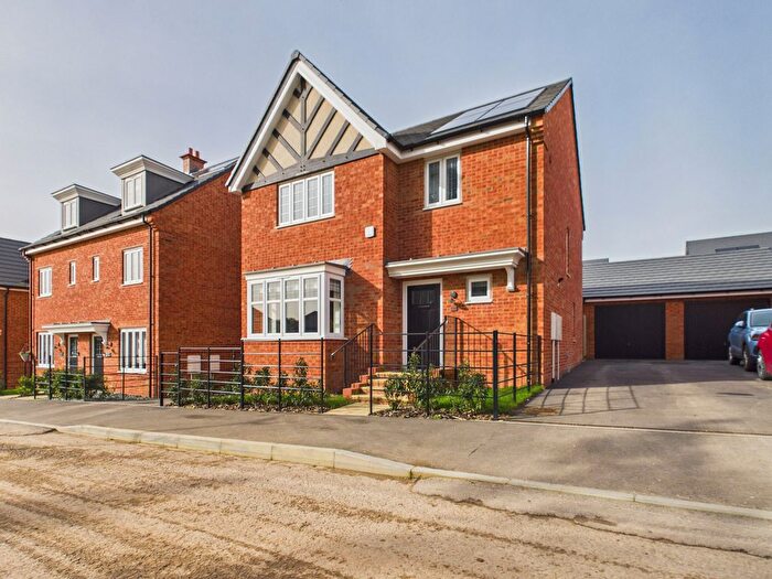 3 Bedroom Detached House For Sale In Greenkeepers Avenue, Basingstoke, RG23