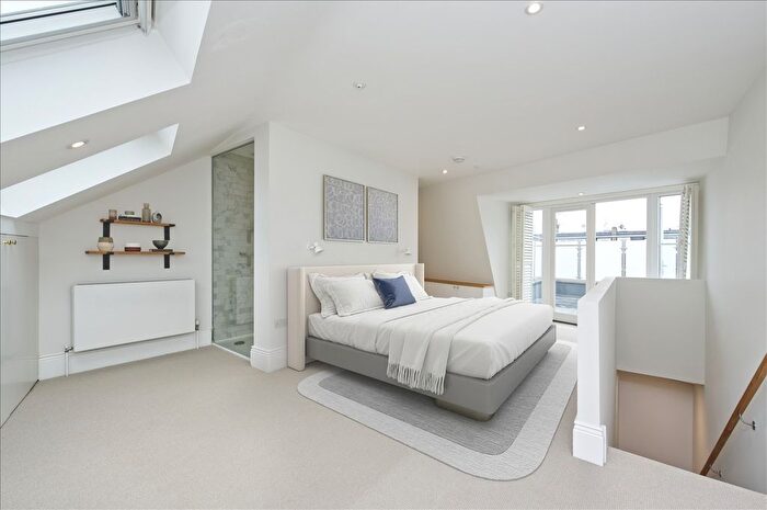 2 Bedroom Maisonette For Sale In Willow Vale, Shepherd's Bush, W12