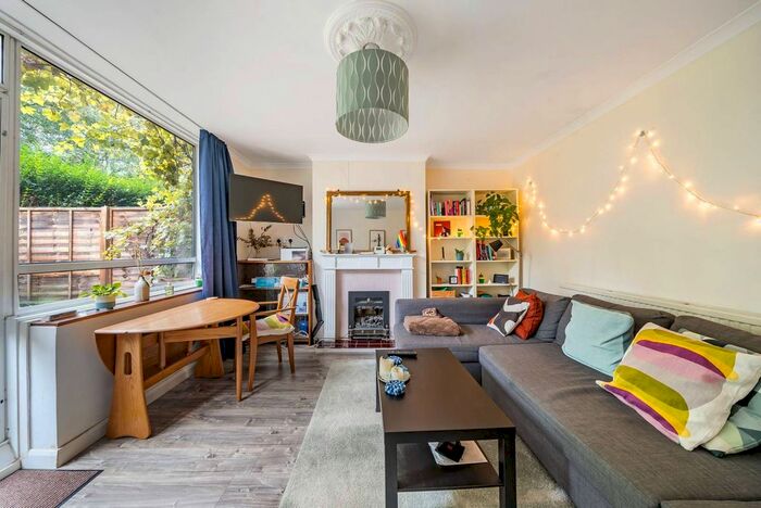 2 Bedroom Maisonette To Rent In Burley House, Walter Terrace, Stepney, London, E1