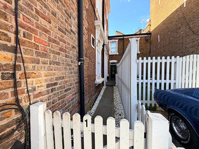 2 Bedroom Flat To Rent In Oaklands Grove, London, W12