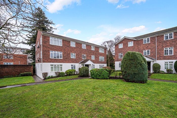 1 Bedroom Flat For Sale In Hillcrest, Weybridge, KT13
