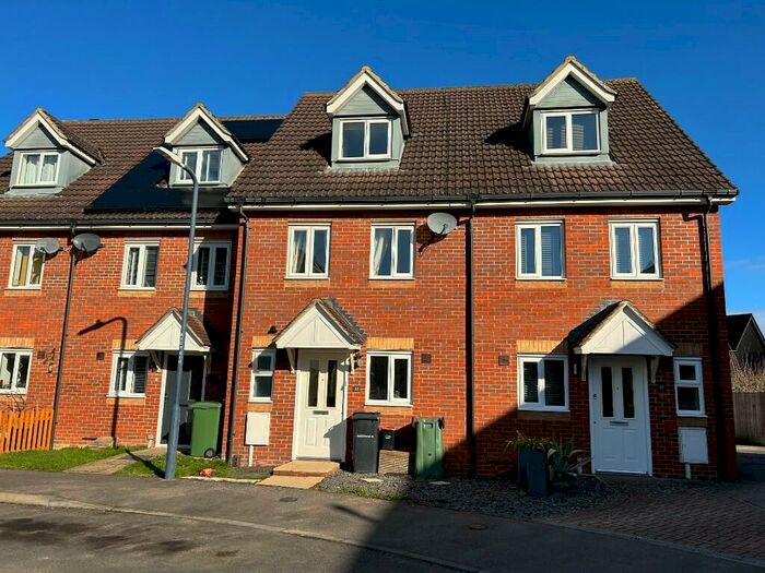 3 Bedroom Town House To Rent In Furfield Chase, Maidstone, Kent, ME17