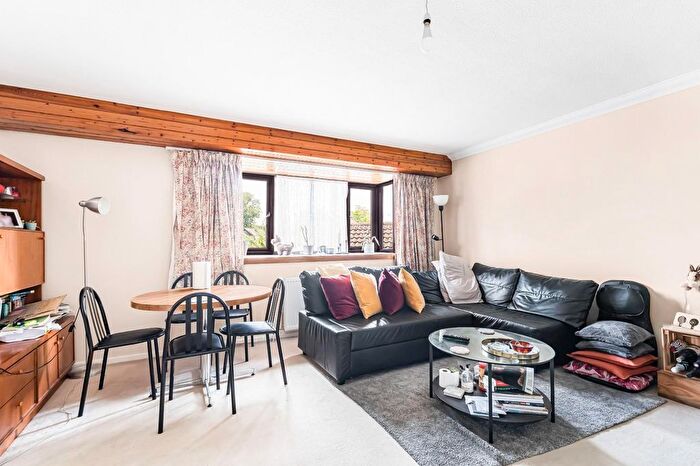 2 Bedroom Flat For Sale In Allendale Close, London, SE5